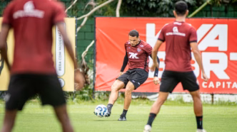 Jogadores do Vitória em treinamento para a partida contra o Corinthians.