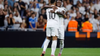 Vini Jr. celebra gol com Mbappé em partida do Real Madrid pela La Liga.