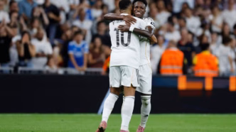 Vinícius Júnior abraça Kylian Mbappé em celebração de gol do Real Madrid contra o Villarreal.