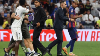 Vini Jr discutindo com Raphinha e Yamal, jogadores de Real Madrid e Barcelona, após provocação de Yamal na Kings League.