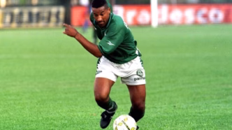 Viola comemora um de seus dois gols na goleada do Palmeiras sobre o Cruzeiro no Brasileirão de 1997.