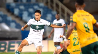 Wallisson, volante do Coritiba, em campo durante partida pela Série B.