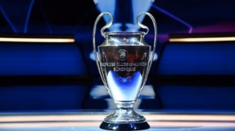 Troféu da Uefa Champions League em destaque, simbolizando a competição.