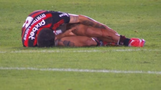 Ayrton Lucas em campo pelo Flamengo.