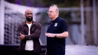 Charles, volante do Corinthians, em treinamento.