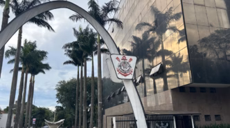 Corinthians: Imagem de reunião ou evento relacionado ao clube, possivelmente com foco na diretoria ou em votações.