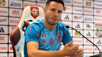 Saúl em entrevista coletiva pelo Flamengo, vestindo o uniforme do clube.