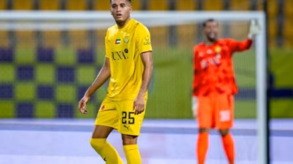 Gabriel Vareta, zagueiro do Al Wasl em ação.