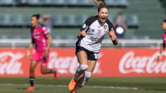Gabi Zanotti comemora gol do Corinthians na Libertadores Feminina contra o Independiente.