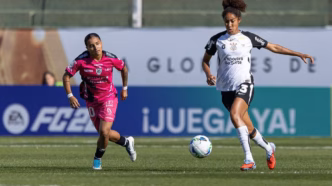 Gi Fernandes em campo durante a partida entre Corinthians e Independiente pela Libertadores Feminina.