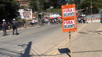 Cartazes de protesto de torcedores do São Paulo contra a diretoria são colados no entorno do Morumbi.