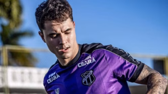 Vinicius Zanocelo em campo pelo Ceará, impedido de jogar contra o Santos por cláusula contratual.