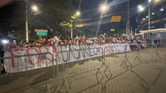 Torcida do São Paulo protesta em frente ao Morumbi após derrota para o Palmeiras.
