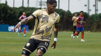 Yony González comemora gol pelo Águilas Doradas, da Colômbia