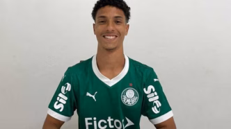 Kauê Leal, novo reforço do Palmeiras, posando para foto.