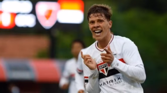 Gustavo Santana, jogador da base do São Paulo, em campo durante partida do Campeonato Paulista.