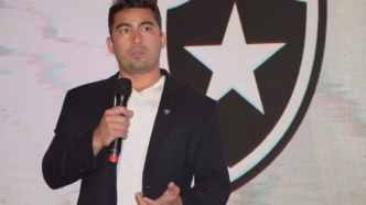 Thairo Arruda, CEO da SAF do Botafogo, durante reunião do Conselho Deliberativo para discutir finanças.