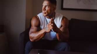 Ramon Dino em sua chegada ao Brasil após vencer o Mr. Olympia 2025.