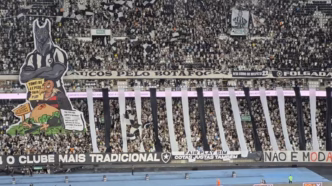 Mosaico da torcida do Botafogo com provocação ao Flamengo