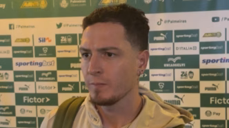 Aníbal Moreno, volante do Palmeiras, comemora em campo.