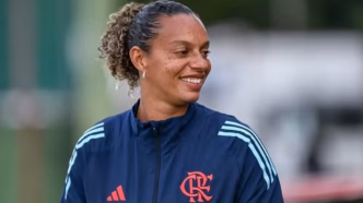 Rosana, técnica do futebol feminino do Flamengo, em ação.