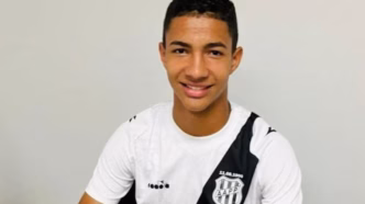 Damião, jovem atacante da Ponte Preta, assina seu primeiro contrato profissional.