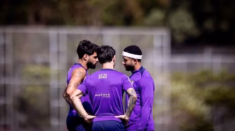 Yuri Alberto, Rodrigo Garro e Memphis Depay em campo pelo Corinthians como trio ofensivo.