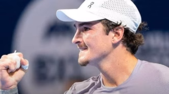 João Fonseca comemorando vitória em partida do ATP de Basileia.