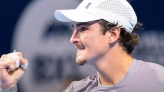 João Fonseca comemorando a classificação para a semifinal do ATP Basileia.