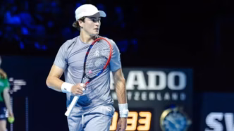 João Fonseca em quadra durante partida do ATP 500 da Basileia.
