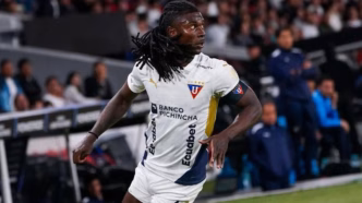 Ricardo Adé, capitão da LDU, em ação durante partida da Libertadores.