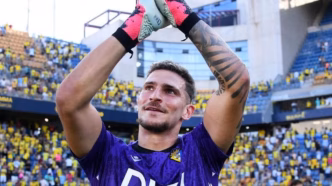 Victor Aznar, goleiro brasileiro, em ação pelo Cadiz na Espanha.