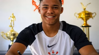 Cebola, volante promissor do Corinthians, assina primeiro contrato profissional.