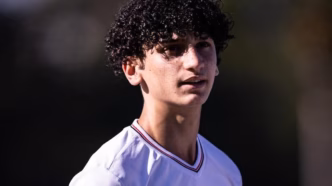 Brenno, jovem atacante do São Paulo Sub-17, em treinamento no CT profissional.