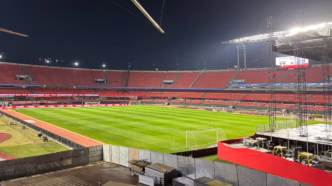 Estádio do São Paulo Morumbis com foco no gramado em dia de jogo.