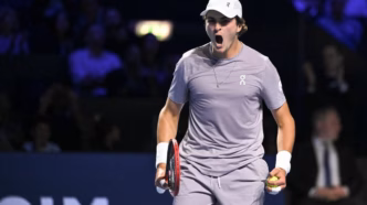João Fonseca comemora título do ATP 500 de Basileia após vencer a final.