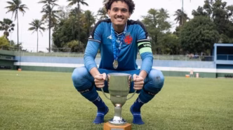Phillipe Gabriel, goleiro do Vasco, comemorando a conquista da Taça Guanabara.