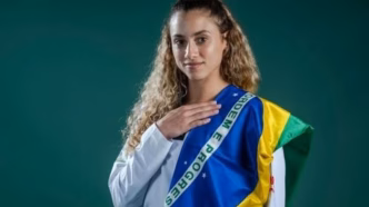 Milena Titoneli comemora a conquista da medalha de prata no Mundial de Taekwondo na China.
