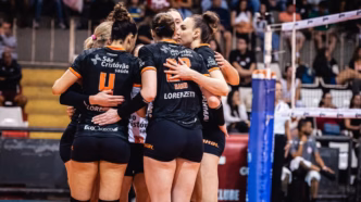 Jogadoras de vôlei em quadra durante partida da Superliga