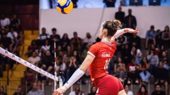 Jogadoras do Tijuca e Osasco em quadra pela Superliga de vôlei.
