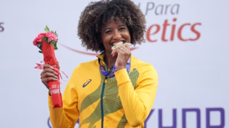 Zileide Cassiano celebra conquista de ouro no Mundial de Atletismo Paralímpico.