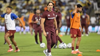 Fernando Zubeldía, técnico do Fluminense, dando instruções durante o aquecimento da equipe no Maracanã.