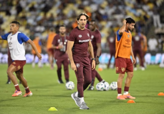 Fernando Zubeldía, técnico do Fluminense, dando instruções durante o aquecimento da equipe no Maracanã.