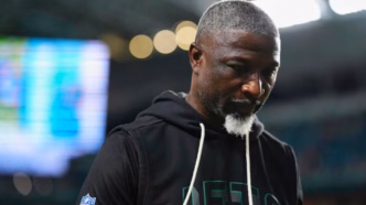 Aaron Glenn, técnico do New York Jets, durante coletiva, falando sobre o quarterback Justin Fields.