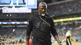 Aaron Glenn, técnico interino dos Jets, em coletiva de imprensa abordando a situação do quarterback.