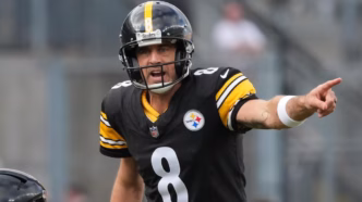 Aaron Rodgers, quarterback dos Pittsburgh Steelers, em ação.