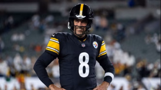 Aaron Rodgers em ação durante uma partida do Steelers, focado no jogo.