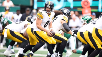 Aaron Rodgers em ação pelo Pittsburgh Steelers durante jogo da NFL.