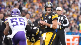 Aaron Rodgers, quarterback do Pittsburgh Steelers, em ação.