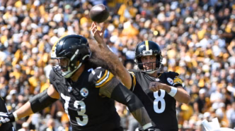 Aaron Rodgers em campo pelo Pittsburgh Steelers.